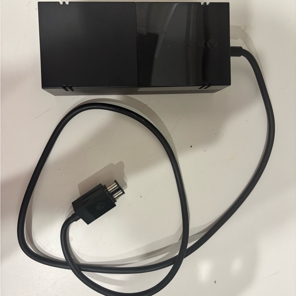 Xbox Console in Black - Picture 4 of 8